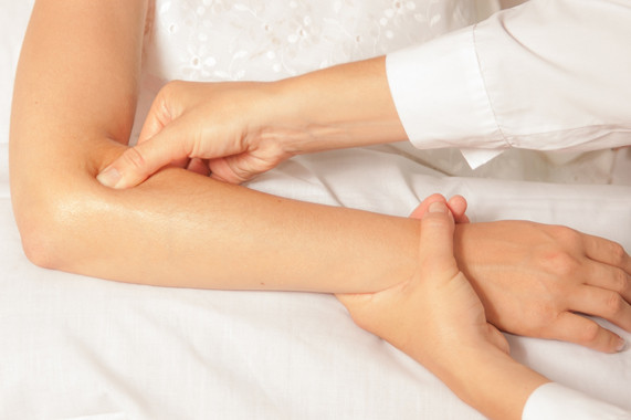 Der Orthopäde Dr. Steven Moayad bietet in seiner Ordination in Wien die Faszientherapie an.