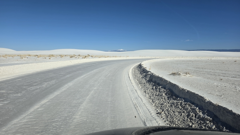 Fahrt auf kompakten Sand durch die weissen Sanddünen.