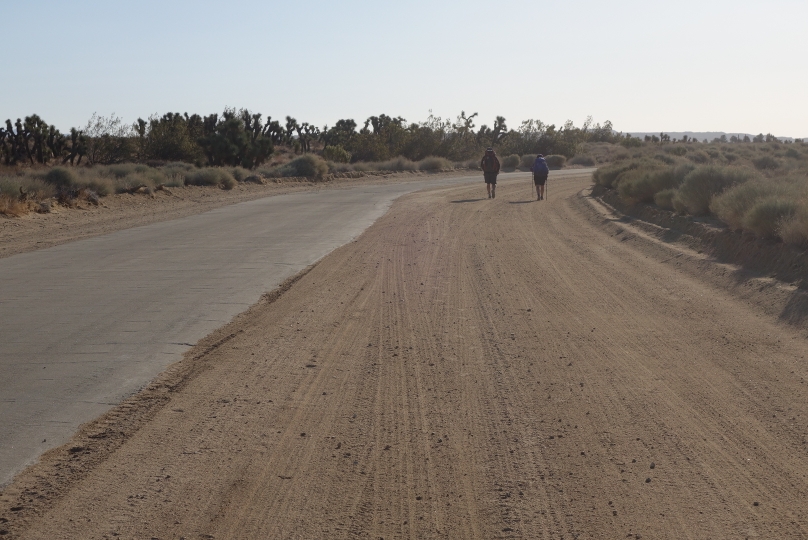 Wandern entlang des LA Aquädukts während der Überquerung der Mojave-Wüste