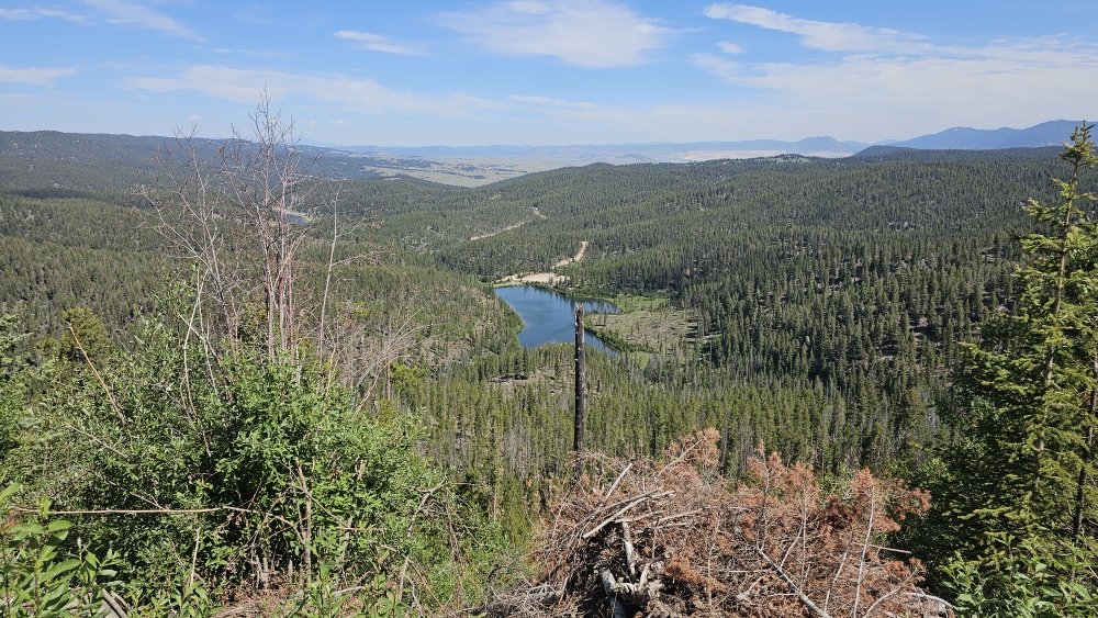 Blick richtung Butte; im Hintergrund rechts ist der stillgelegte Tagebergbau zu erkennen...