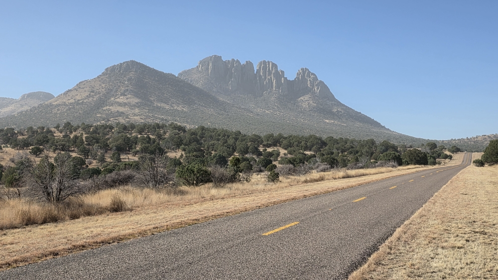 Der "Sägezahn"-mountain auf der Westseite der Davis Mountains.