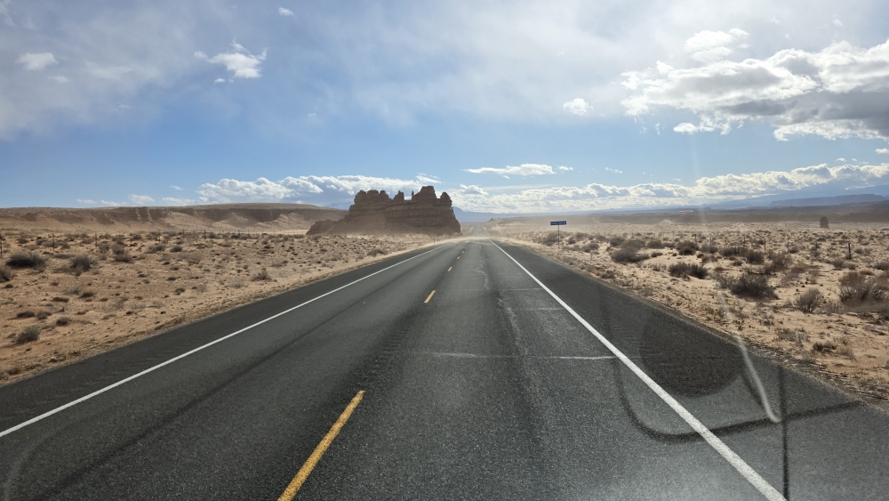 Fahrt durch die Hochlandwüste von Utah mit heftigen Wind, der den Sand über die Strasse wehte...