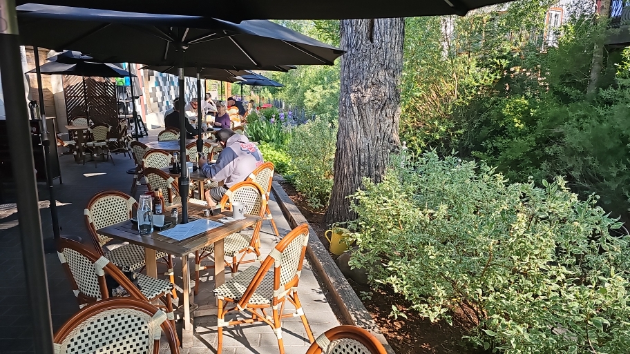 Gemütliches Frühstücken am Bach...