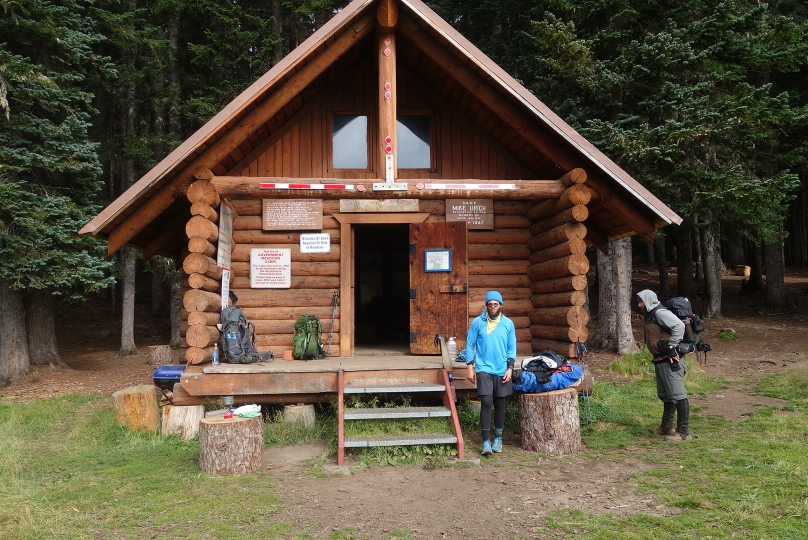 Ein Unterschlupf in einer Waldlichtung, die von hiker rege genutzt wird, auch zum übernachten.