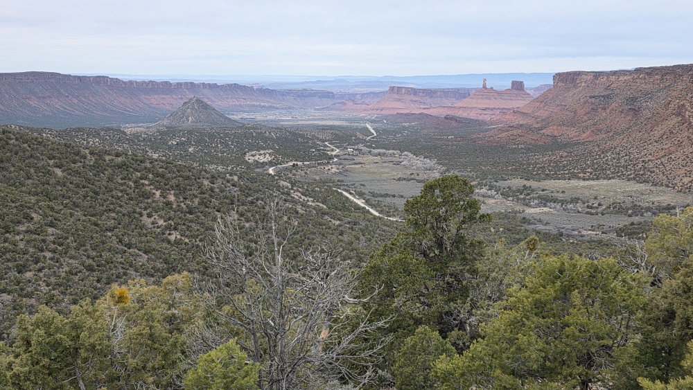 Auf der Fahrt um die La Sal Berge herum mit Blick Richtung Moab.
