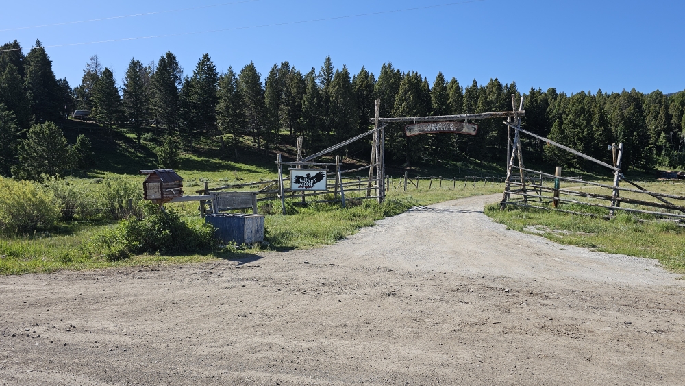 Eingang zur Red Hawk lodge...