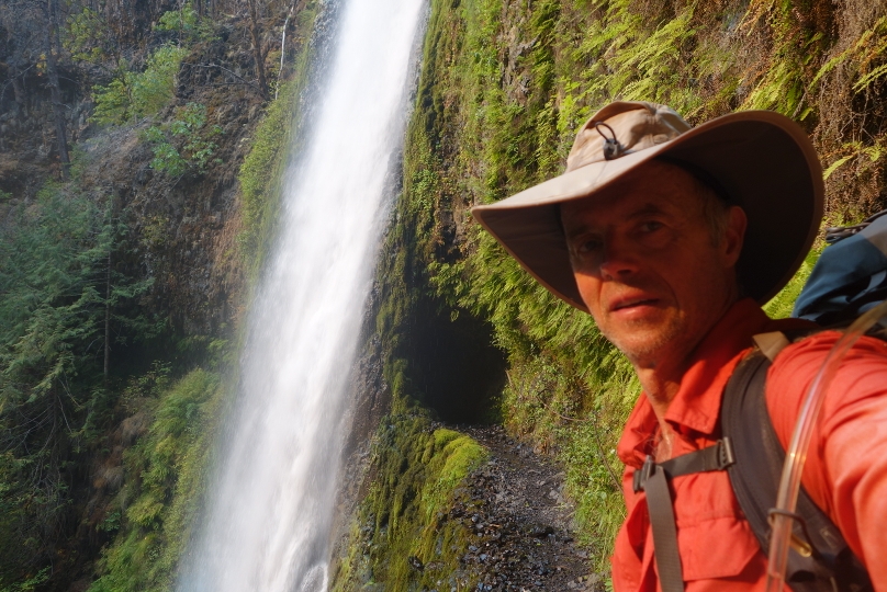 Einer der Wasserfälle auf dem Weg hinab nach Cascade Locks (der Weg führt durch den Tunnel hinter dem Wasserfall hindurch)