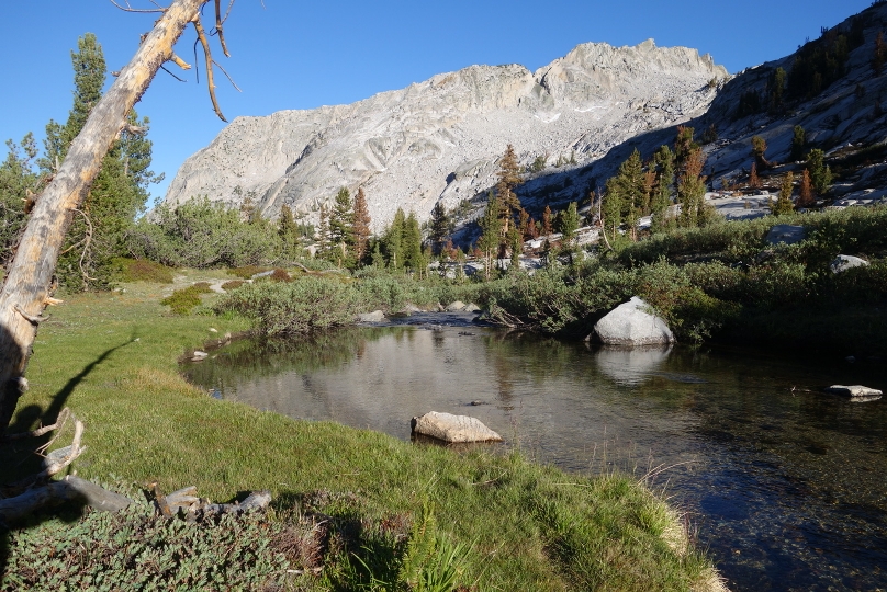 Waschen am Bergbach in der Nähe meines Nachtlagers vor dem Aufstieg zum Muir Pass am nächsten Morgen