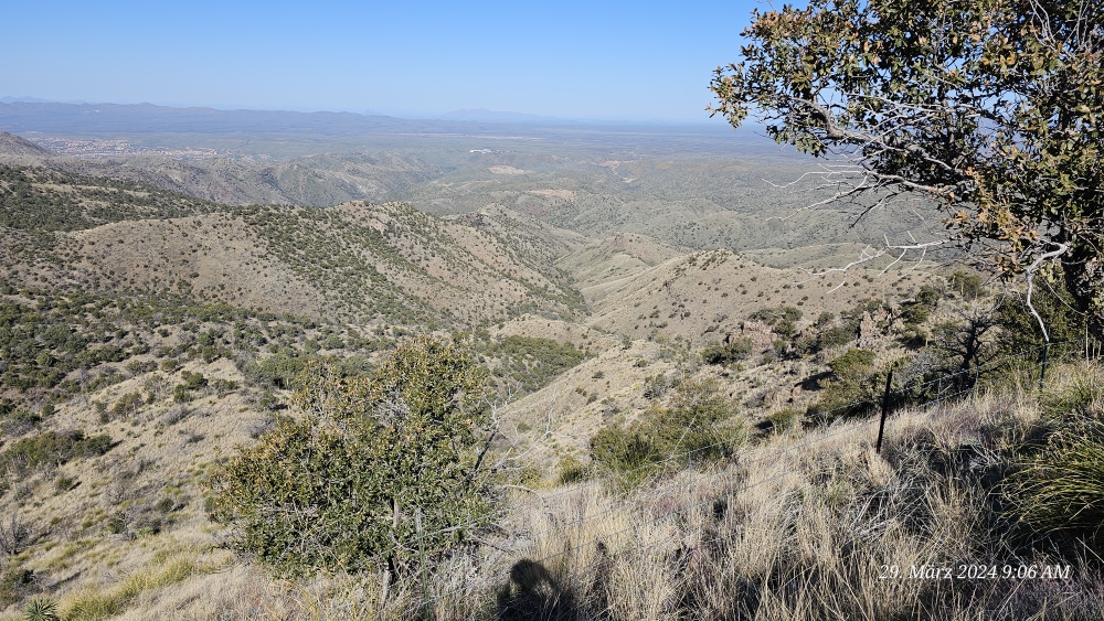 Blick ins Tal: links in der Ferne die Anfänge von Tucson.