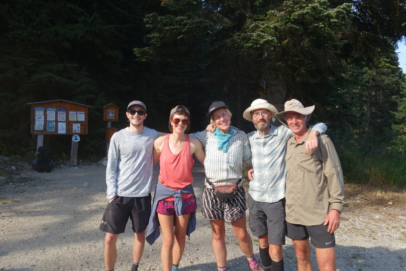 Gruppenbild beim pct-Anfang auf dem Stevens Pass (v.l.n.r.: trail angel "Trashmonkey", "Catburger" aus England, "Wittler" aus den USA, "Pepe" aus Frankreich und "Fedex"