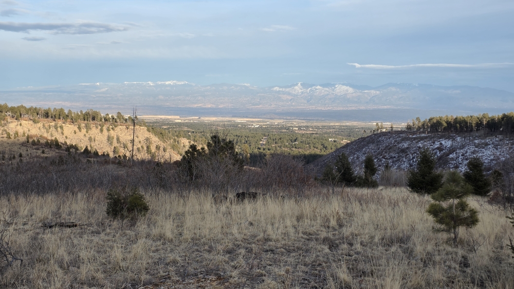 Blick von meinem Übernachtungsplatz hinunter nach Los Alamos.