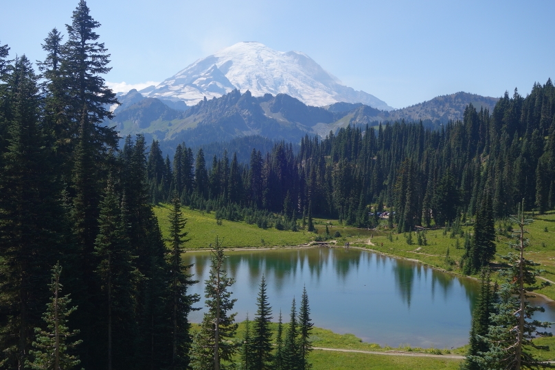 Der mächtige und wunderschöne Vulkan Mt. Rainier nahe Seattle