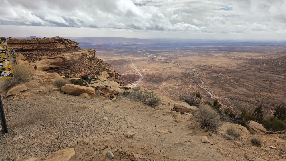 Am Rande des Plateaus mit Blick hinunter Richtung Arizona.