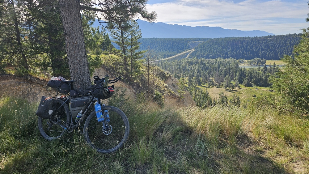 Blick richtung Süden mit der Strasse, von wo ich gekommen bin.