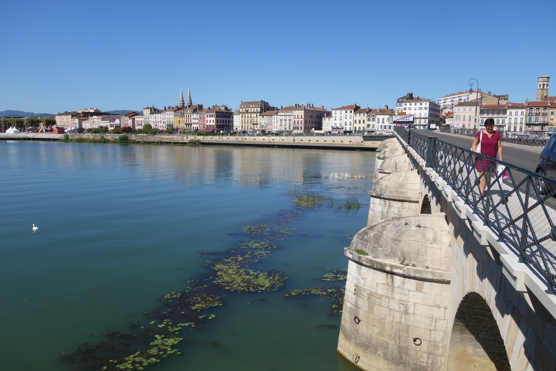 The city of Mâcon and the river Sâonne at km 45