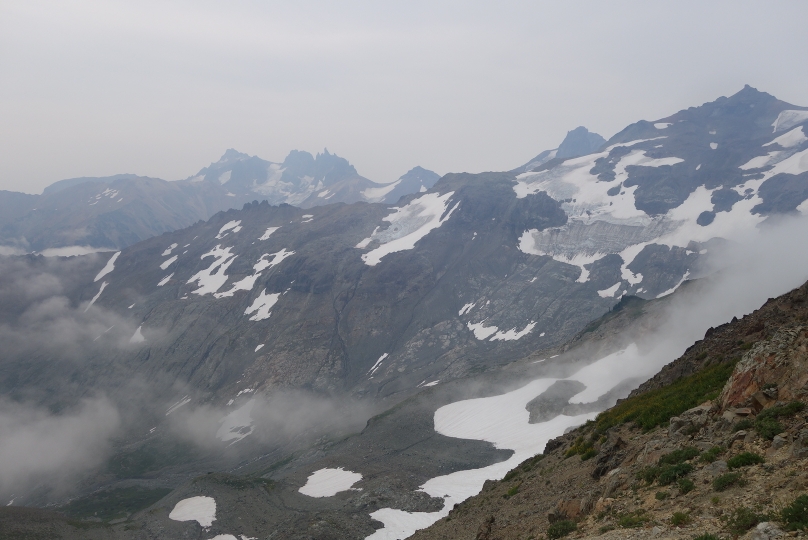 Der Nebel verwandelte sich in hohe Bewölkung; Berge, die z.T. keine 2500m hoch sind