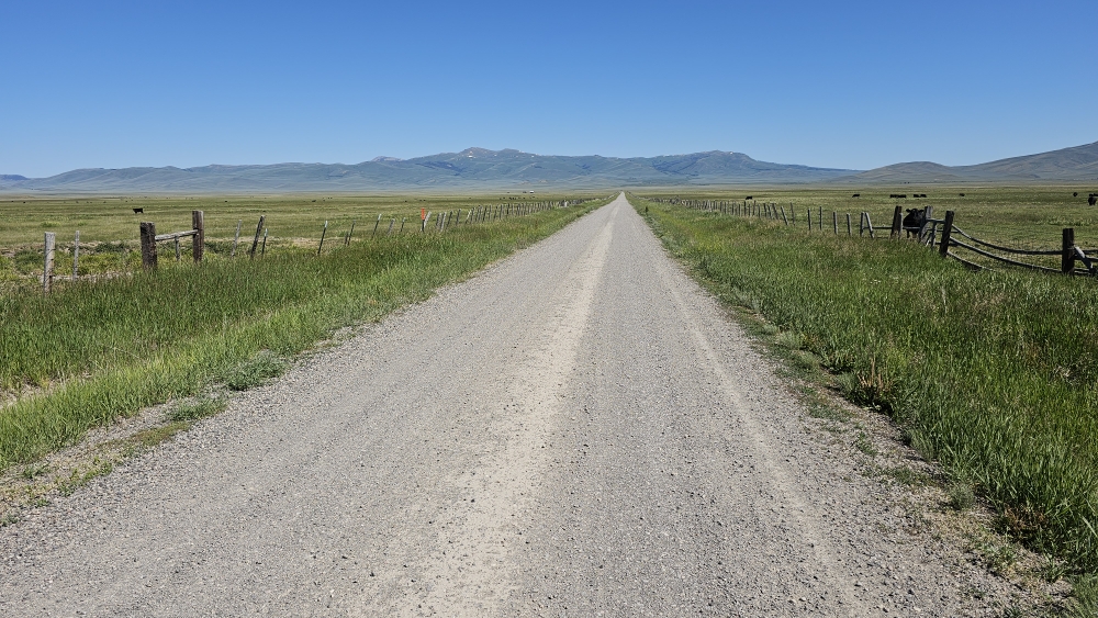 Kilometer lange Schotterpiste das Tal durchquerend.