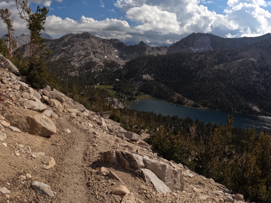 Hinunter auf den Übergang zwischen Glen und Kearsarge Pass