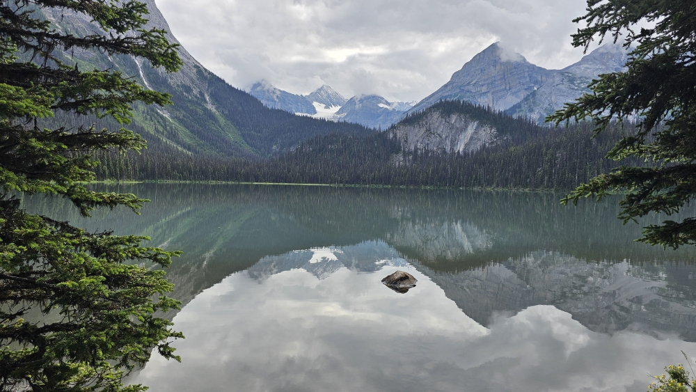 Der idyllisch gelegenen Lower Elk Lake mit Gletscher dahinter...
