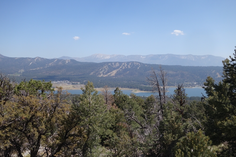 ...und auf der anderen Seite den Blick auf den See mit dem Skigebiet von Big Bear Lake.