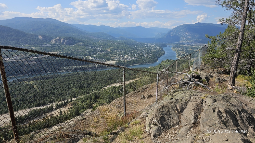 Auf der Abfahrt vom Monashee Pass einen schönen Ausblick auf Castlegar mit dem Columbia Fluss.