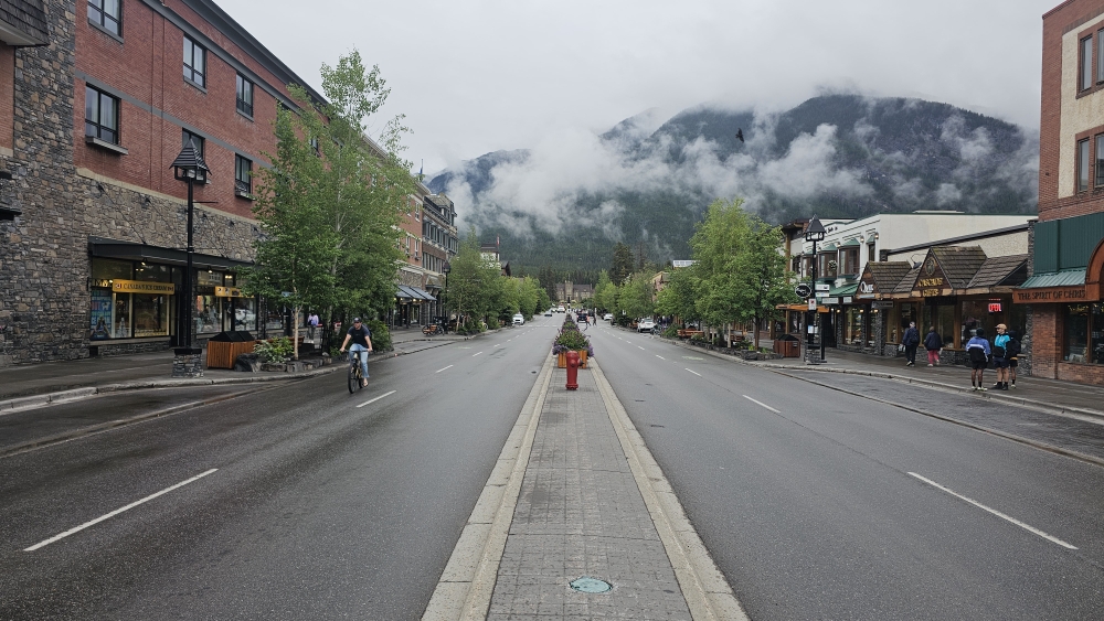 Die Hauptstrasse von Banff am Morgen...