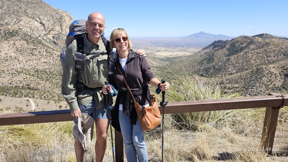 Am Start auf dem Montezuma Pass mit Esther und Chris...