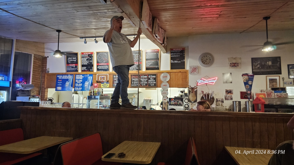 Unser Fahrer, ein lokales Original, vorführte seine show in der Pizzeria