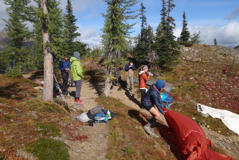 Mehrere hiker nutzten die Rast auf dem Bergübergang, um ihre von Kondensation feuchtgewordenen Zelte zu trocknen