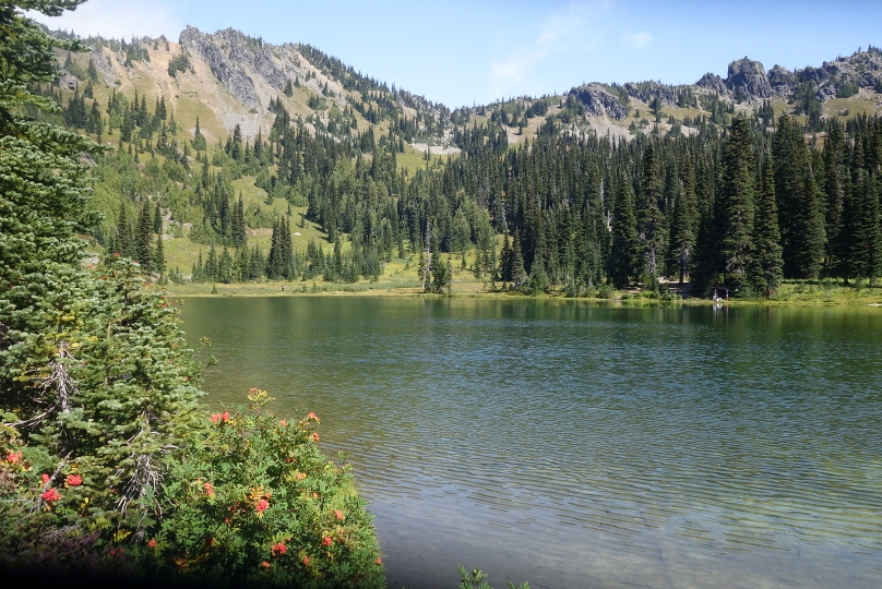 ...an malerischen Bergsee vorbei...