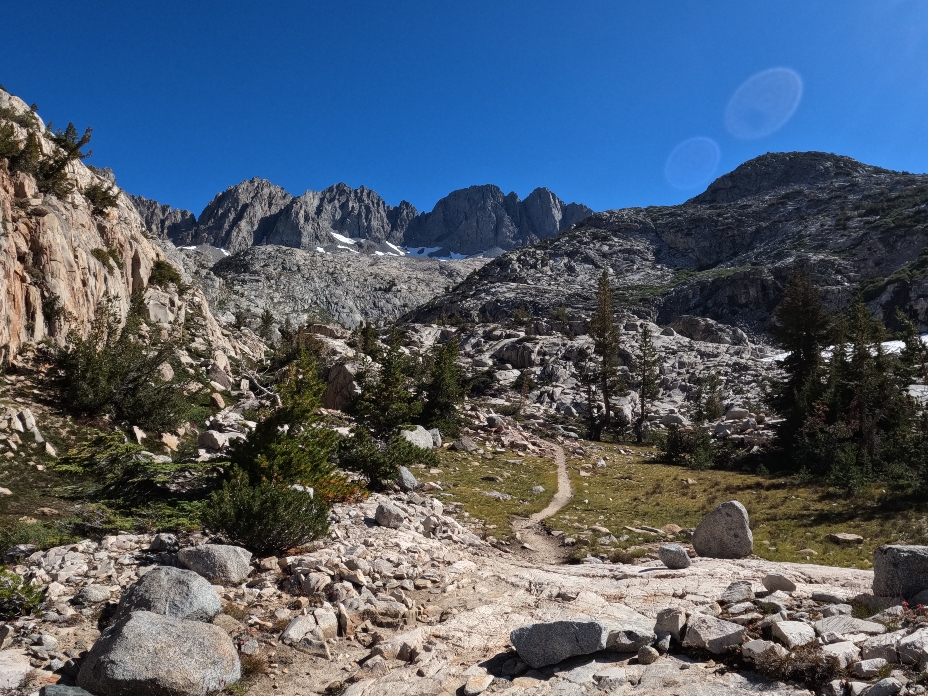 Steil aufragende felsige Berge