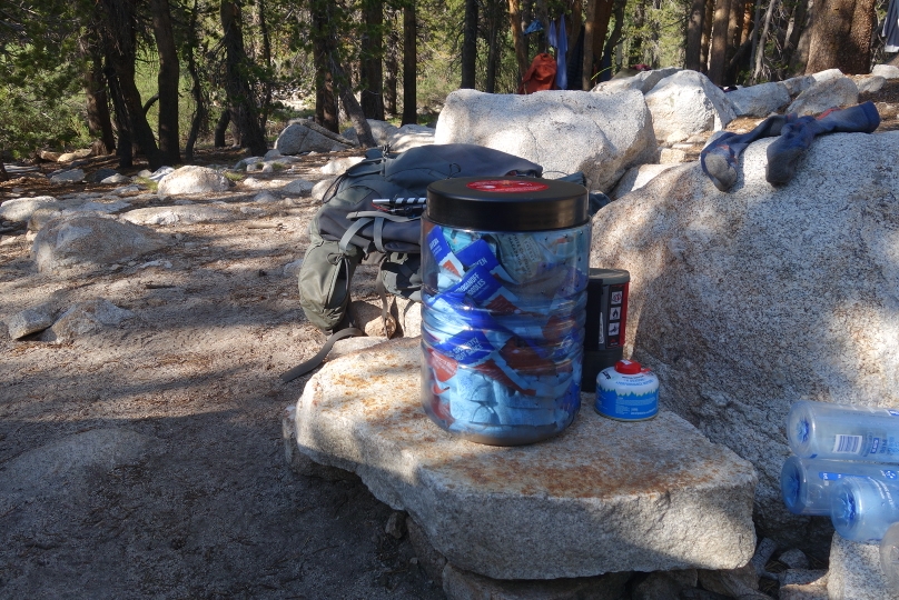 Jetzt, wo ich im Sequoia National Park bin, ist das Mitführen eines Bär Kanisters obligatorisch!