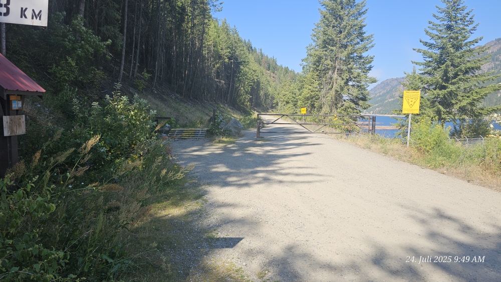 Der Anfang des Columbia&Western Rail Trail; rechts davon der Columbia River.
