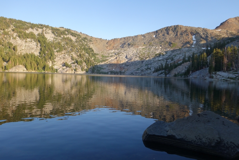 Der Dicks Lake am Morgen; im Hintergrund der Dicks Pass