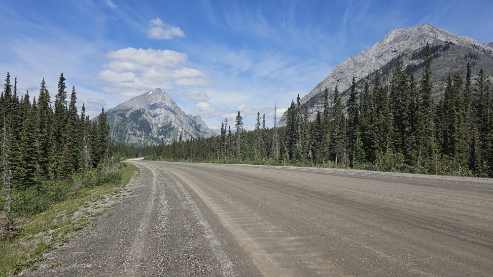 Breite Schotterstrasse nahe Spray Lake, südlich von Banff
