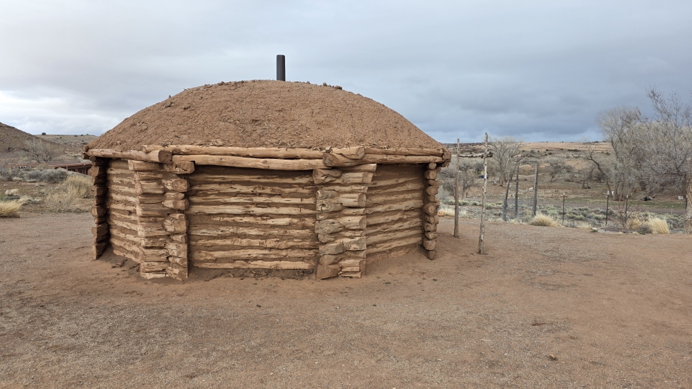 Traditionelle Navajo-Behausung in Chinle (Anschauungsobjekt)