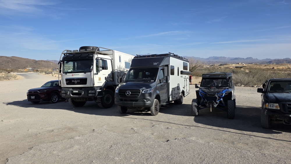 Luzia und Geris Lastwagen und mein Camper in Terlingua.