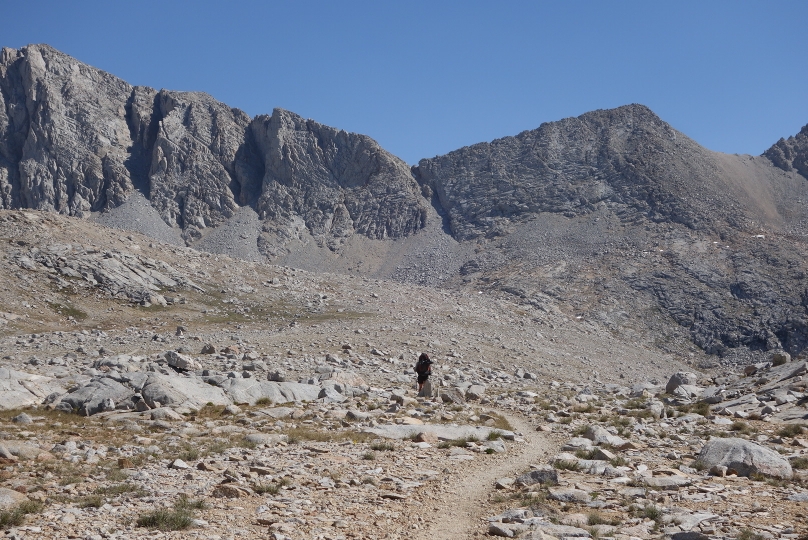 Durch die kleine Scharte über dem Wanderer vor mir geht der pct über den Forester Pass!