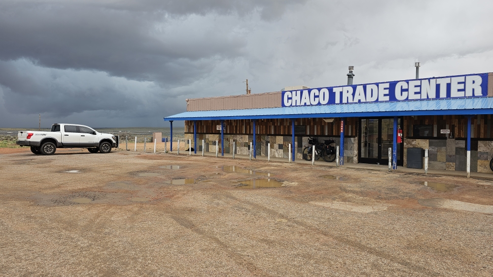 Chaco Trade Center: ein Laden mit Postfächer und Laundromat.
