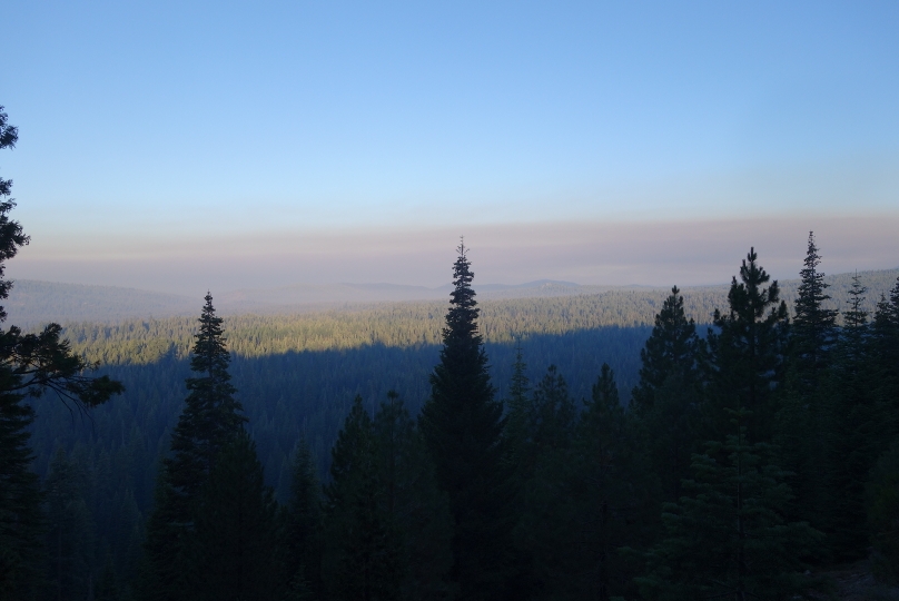Der Rauch vom Waldfeuer schwebt am frühen Morgen über den Wälder vom Lassen Nationalpark