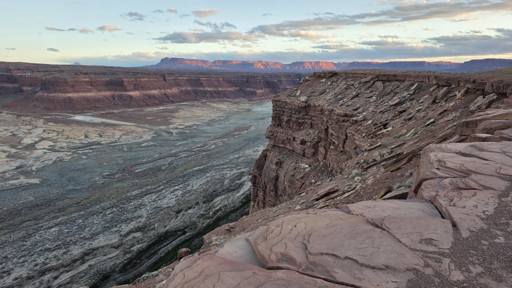 Aussicht von meinem Übernachtungsplatz über dem Colorado River (nicht sichtbar im Bild, da er am Fusse der Klippe vorbeiführt)