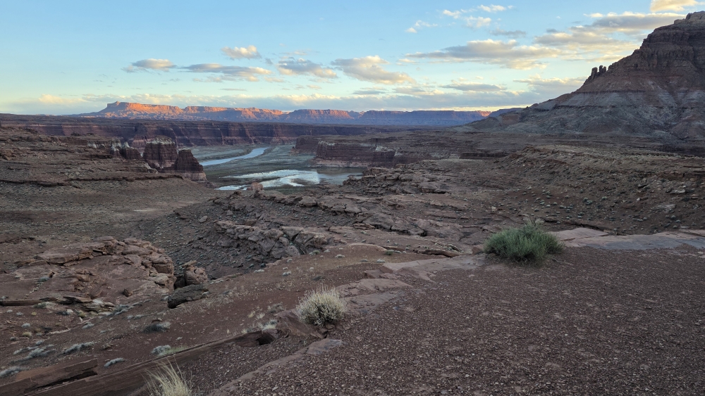 Blick hinüber zum Colorado River im Abendlicht.
