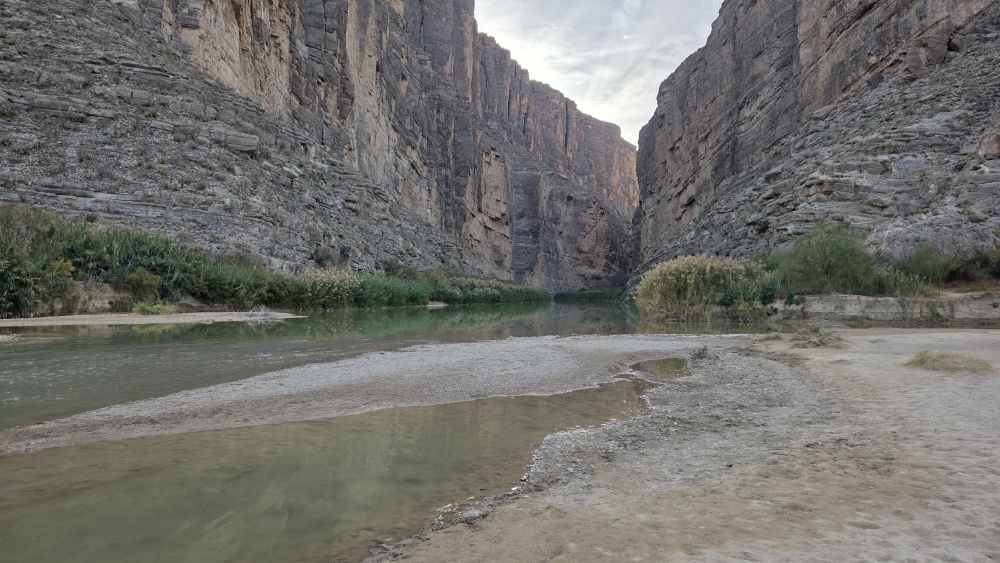 Eingang zum Santa Elena Canyon mit dem Rio Grande...
