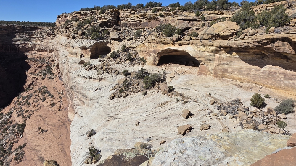 Auch Behausungen im oberen Teil des Canyons...