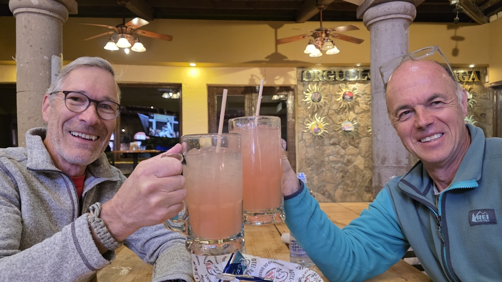 Geri und ich beim Anstossen mit Limonade...