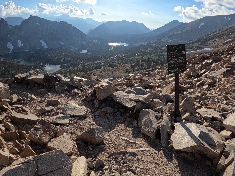 Auf der Kearsarge Passhöhe mit Blick zurück Richtung Westen