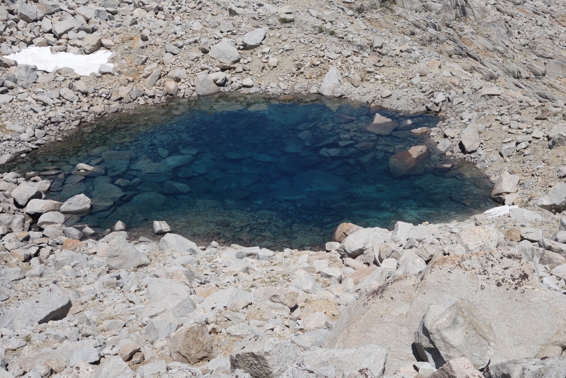 Hoch oben immerwieder glasklare Seen