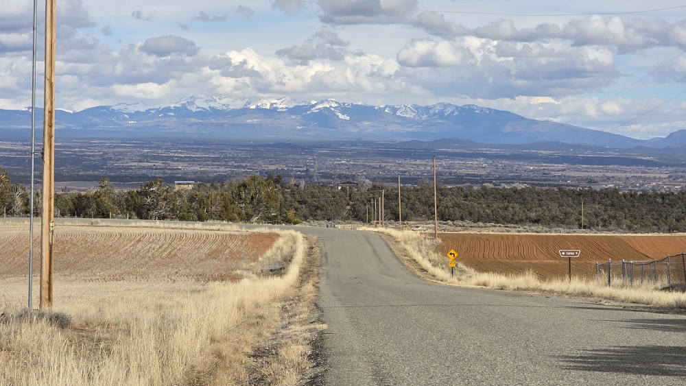 Blick gegen Osten, die San Juan Mountains von Colorado, auf der Fahrt zum Sand Canyon