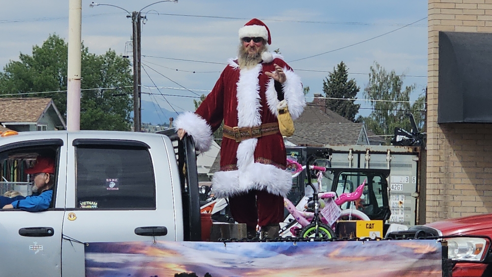 Warum der St. Nikolaus in dieser Parade mitten im Sommer mitfahren musste, bleibt mir ein Rätsel...