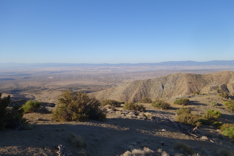 Die Mojave-Wüste im Tal und die San Gabriel Mountains hinter mich lassend